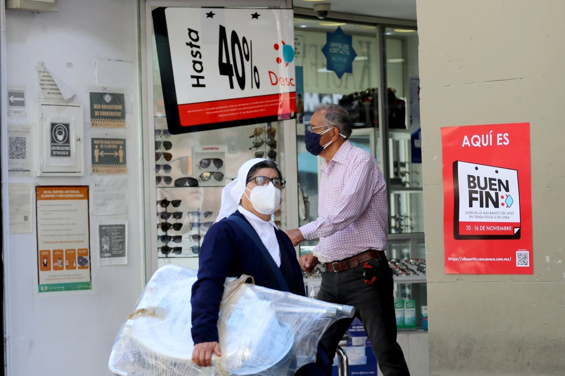 Personas caminan en el Centro Histórico frente a comercios previo al Buen Fin. Foto Roberto García
