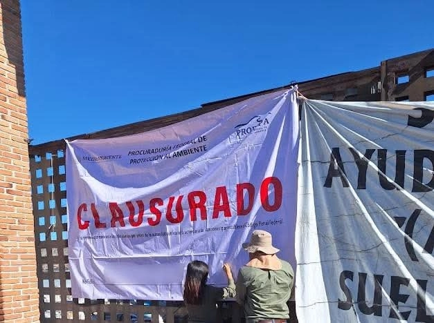 Profepa clausuró las instalaciones de la empresa Sistemas Integrales en el Manejo de Residuos Industriales, S. de R.L., ubicada en Tepeji del Río, Hidalgo. Foto 'La Jornada'