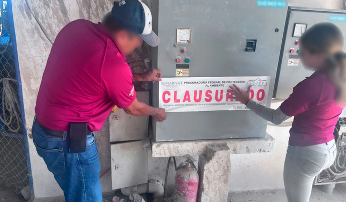 Personal de la Procuraduría Federal de Protección al Ambiente durante la colocación de sellos de clausura. Foto