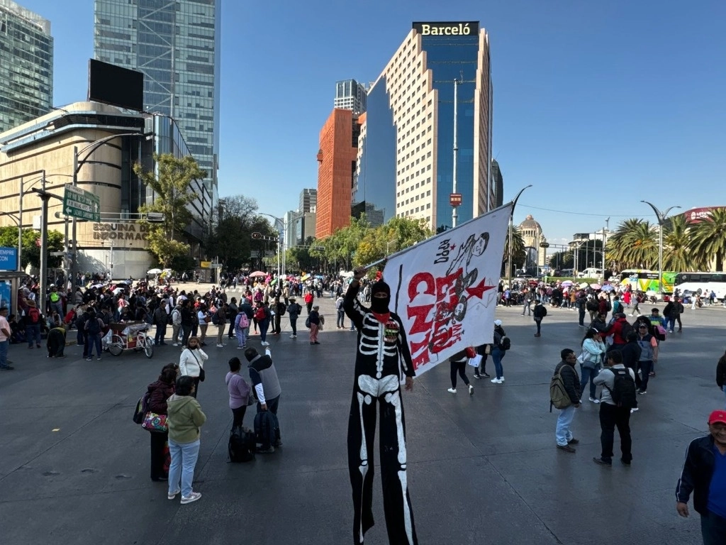 Maestros de la sección 22 de la CNTE bloquean Reforma y Bucareli, para exigir la abrogración de la reforma educativa, en la Ciudad de México, el 9 de diciembre de 2024. Foto Luis Castillo
