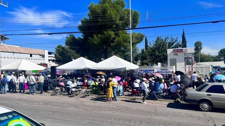 Alrededor de 300 profesores de Educación Indígena cerraron los accesos al edificio de los Servicios Educativos del Estado de Chihuahua (Seech). Foto tomada de www.facebook.com/SNTE8