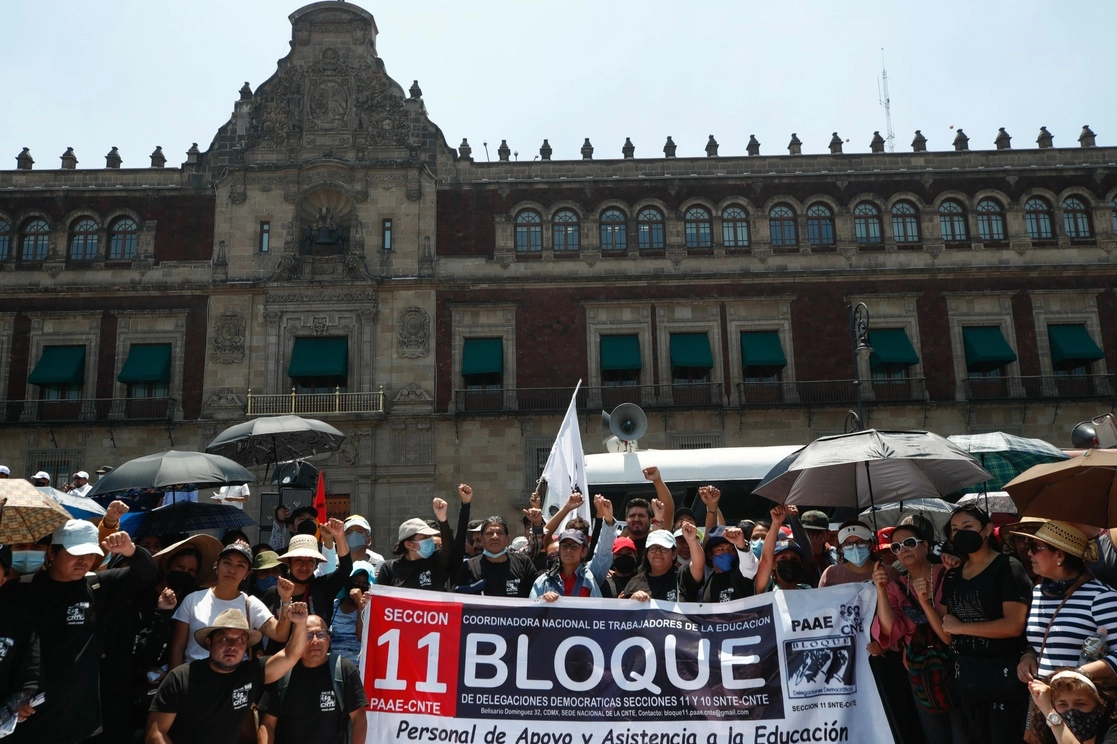 Previamente en el Zócalo participaron junto a miembros de otras secciones en un mitin con motivo del Día del Maestro. Foto Víctor Camacho
