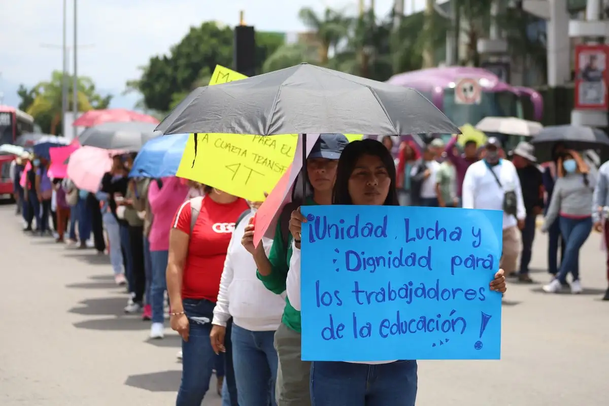 Los maestros quienes laboran en comunidades de muy alta marginación, se reunieron en el crucero de la calzada Héroes de Chapultepec y Heroico Colegio Militar, donde los esperaban policías estatales con la orden de impedir un bloqueo y la toma de autobuses. Foto