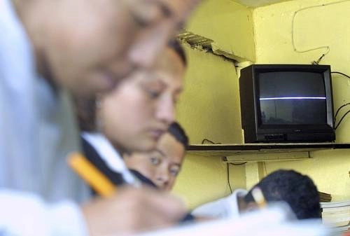 Las aulas de la telesecundaria José Vasconcelos, del municipio de Nezahualcóyotl, estado de México, muestran las huellas del abandono, con televisores que no funcionan y muros deteriorados. Foto Roberto García Ortiz