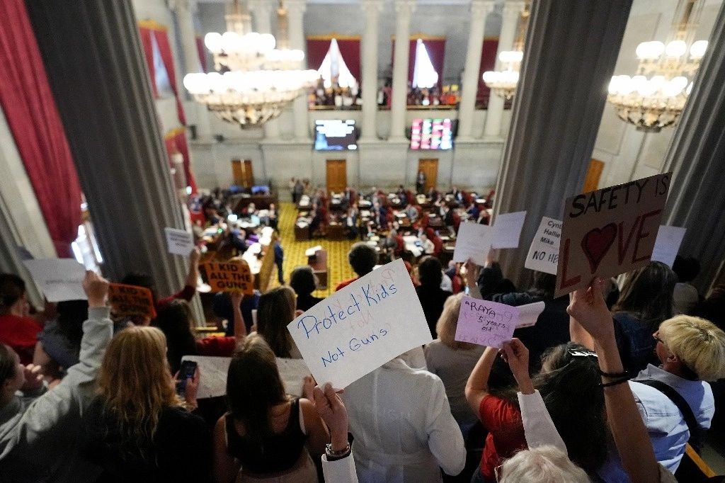 Los congresistas del parlamento local de Tenesi aprobaron este martes un proyecto de ley que permite a los profesores, directores y personal escolar llevar armas ocultas, un año después de un tiroteo mortal en un colegio de este estado. Foto Ap.