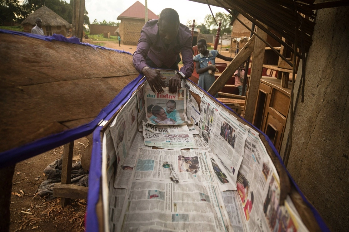 Livingstone Musaala renunció a su trabajo de profesor de matemáticas para dedicarse a construir féretros en Uganda. Foto Afp

