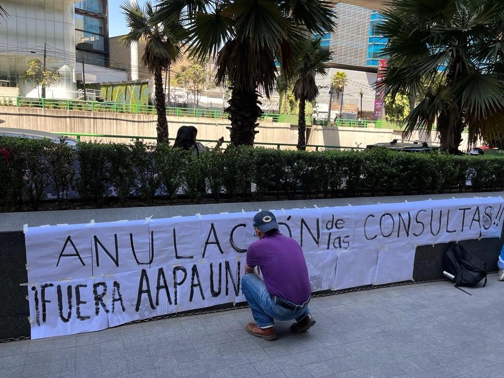 Profesores universitarios convocan a una concentración para demandar la anulación de la consulta de legitimación del Contrato Colectivo de Trabajo, en las instalaciones de la Secretaría del Trabajo y Previsión Social, en la CDMX. Foto Alfredo Domínguez