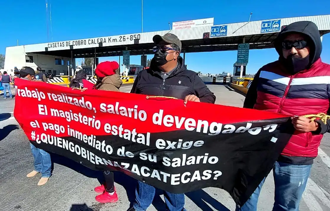Los maestros bloquearon la caseta para exigir el pago de sus salarios. Foto Alfredo Valadez