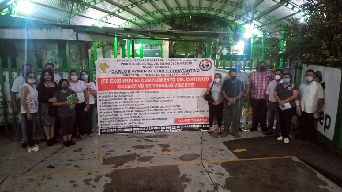 En los 11 planteles del Conalep en Chiapas no iniciaron el nuevo ciclo escolar. En la imagen, protesta de docentes en el centro educativo en el municipio de Tonalá, el 29 de agosto de 2022. Foto tomada del Facebook de https://www.facebook.com/juanmanuel.v.noriega/
