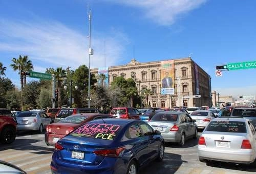 En la imagen de archivo una protesta de maestros realizada con caravanas de autos. Foto Jesús Estrada