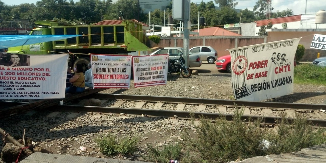 Profesores de Poder de Base, desde el 18 de julio, mantienen bloqueados los rieles a la altura de la comunidad de Caltzontzin, municipio de Uruapan. Foto cortesía de los maestros