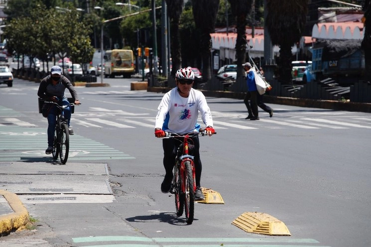 Se impulsarán las ciclovías en carriles de extrema derecha de las vialidades en donde circula el Metrobús. Foto Cristina Rodríguez/Archivo