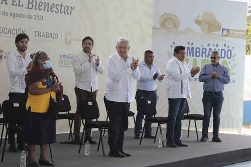 Gracias al respaldo del pueblo los ataques del conservadurismo nos hacen lo que el viento a Juárez, indicó López Obrador en Motozintla, Chiapas. Foto Presidencia