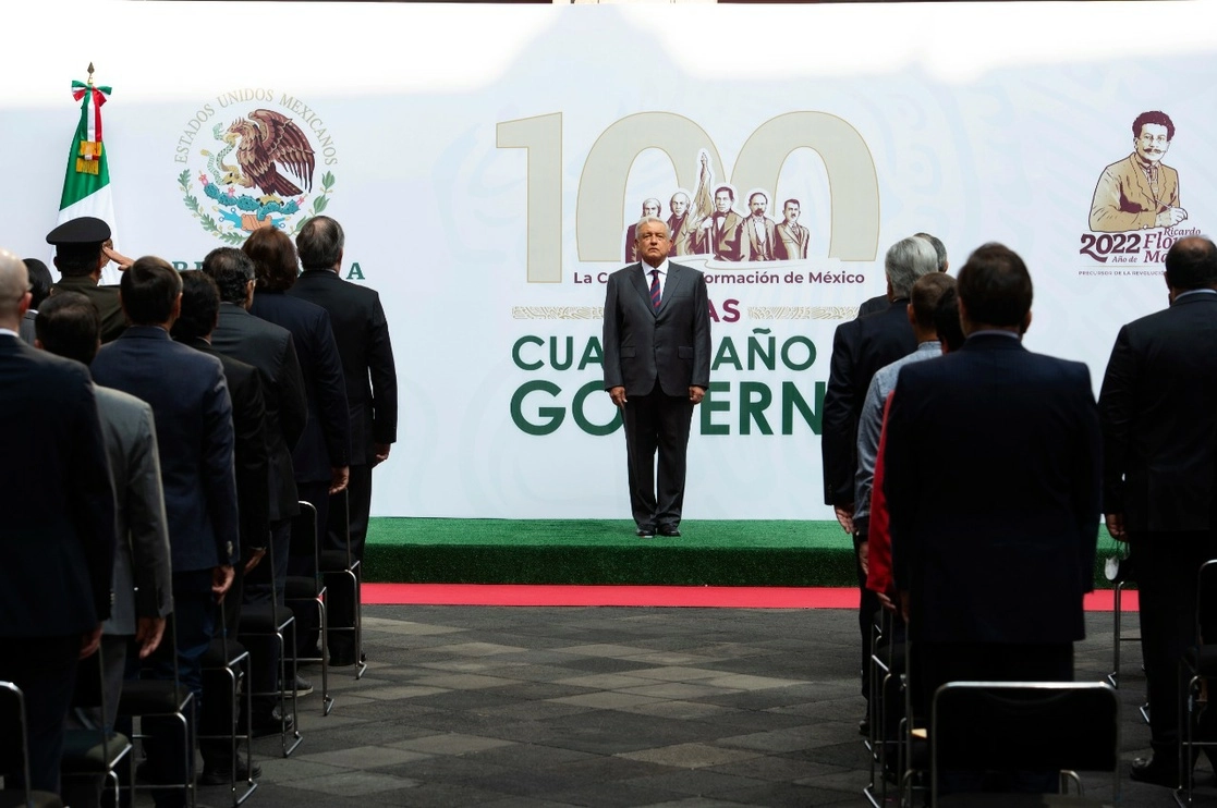 El presidente Andrés Manuel López Obrador (c) durante su informe "100 Días, Cuarto Año de Gobierno". Foto Presidencia