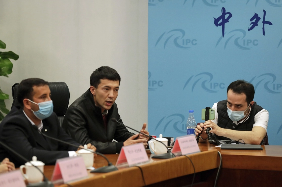 Un oficial chino de Xinjiang acusó a la BBC por su reportaje de la semana pasada, en el que señalaba presuntos abusos sexuales de una mujer uigur en campos de confinamiento, el 11 de febrero de 2021. Foto Ap