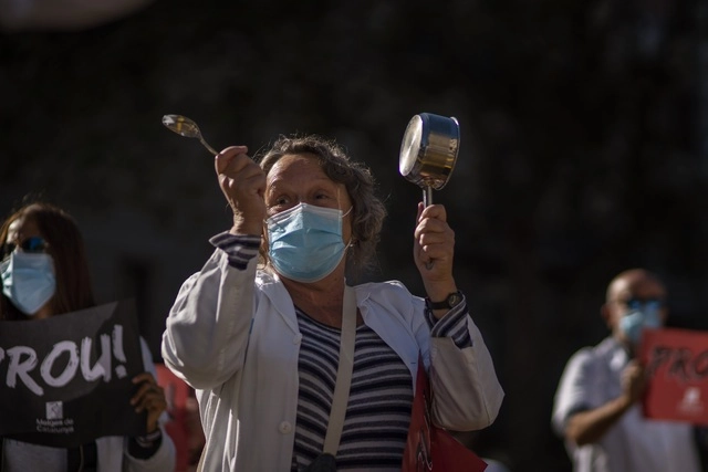 Protesta de trabajadores de salud, en demanda de mejoras laborales, en Barcelona, España. Foto Ap 