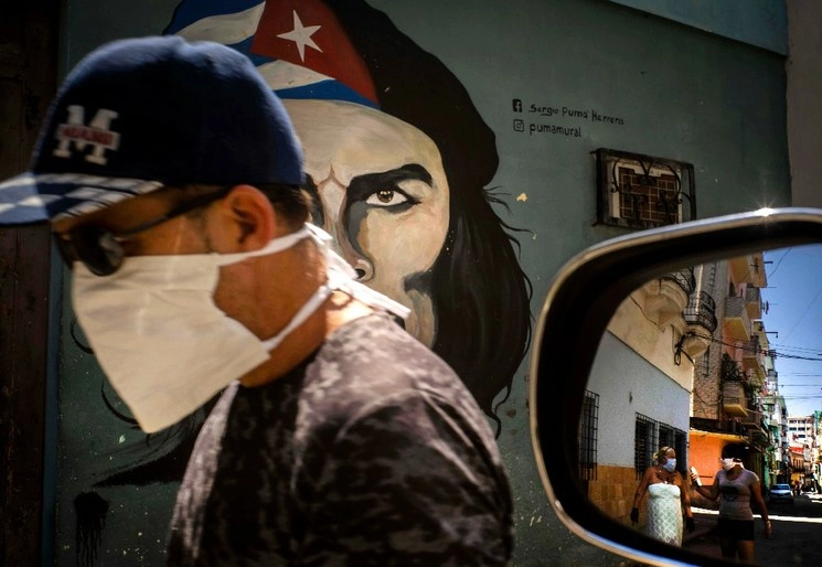 Persona camina por calles de la Habana, Cuba en imagen de archivo. Foto Ap