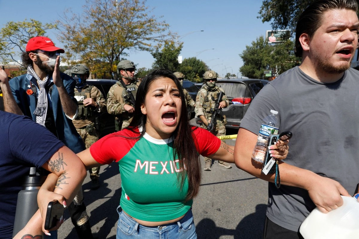 Personas protestan contra la detención de migrantes por parte de agentes del ICE en el barrio de Brighton Park, en Chicago, Illinois, el 4 de octubre de 2025. Foto  