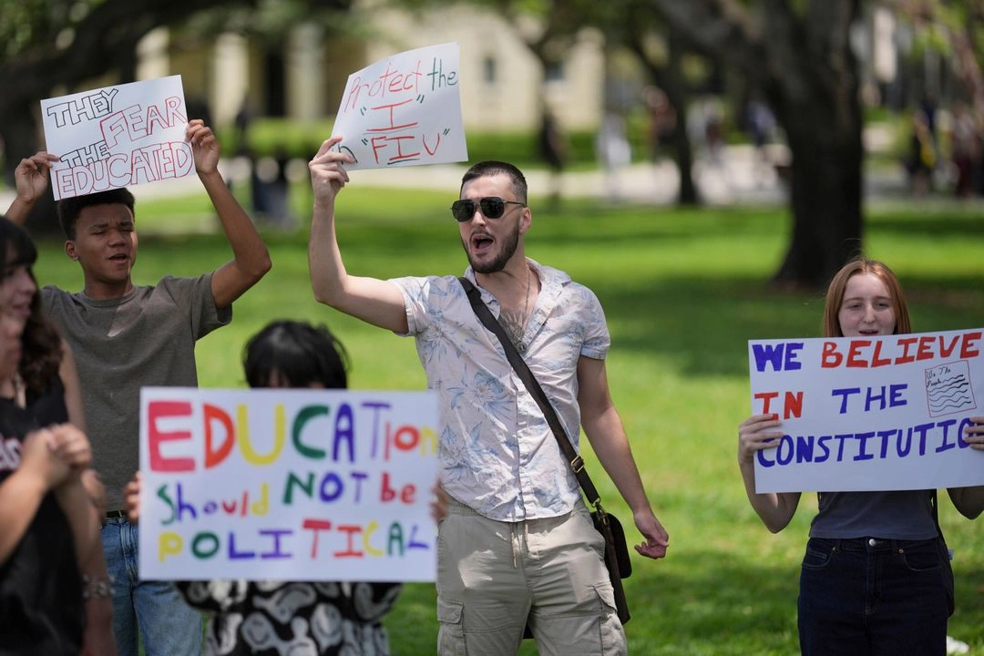 Estudiantes de la Universidad Internacional de Florida protestan contra los recortes a la financiación federal y contra el acuerdo de la policía del campus para colaborar con el Servicio de Inmigración y Control de Aduanas (ICE), el 17 de abril de 2025. Foto 