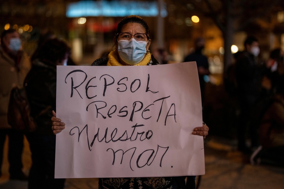 Durante una protesta ayer contra Repsol, en Madrid, España, por la emergencia climática en Perú, causada por un derrame de combustibles en el mar el 15 de enero pasado. Foto Ap