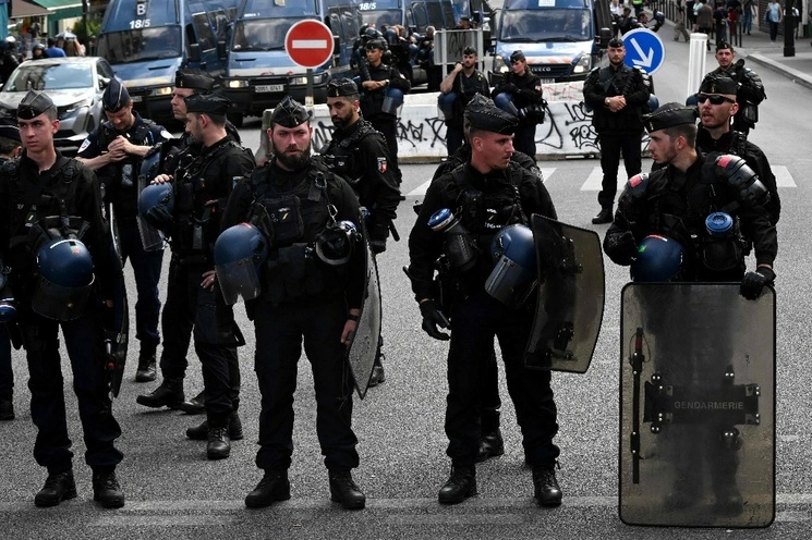 Policías antidisturbios durante la "Marcha por Adama Traore", un afrodescendiente francés que murió bajo custodia policial, en la Gare de l'Est de París el 8 de julio de 2023. Foto Afp