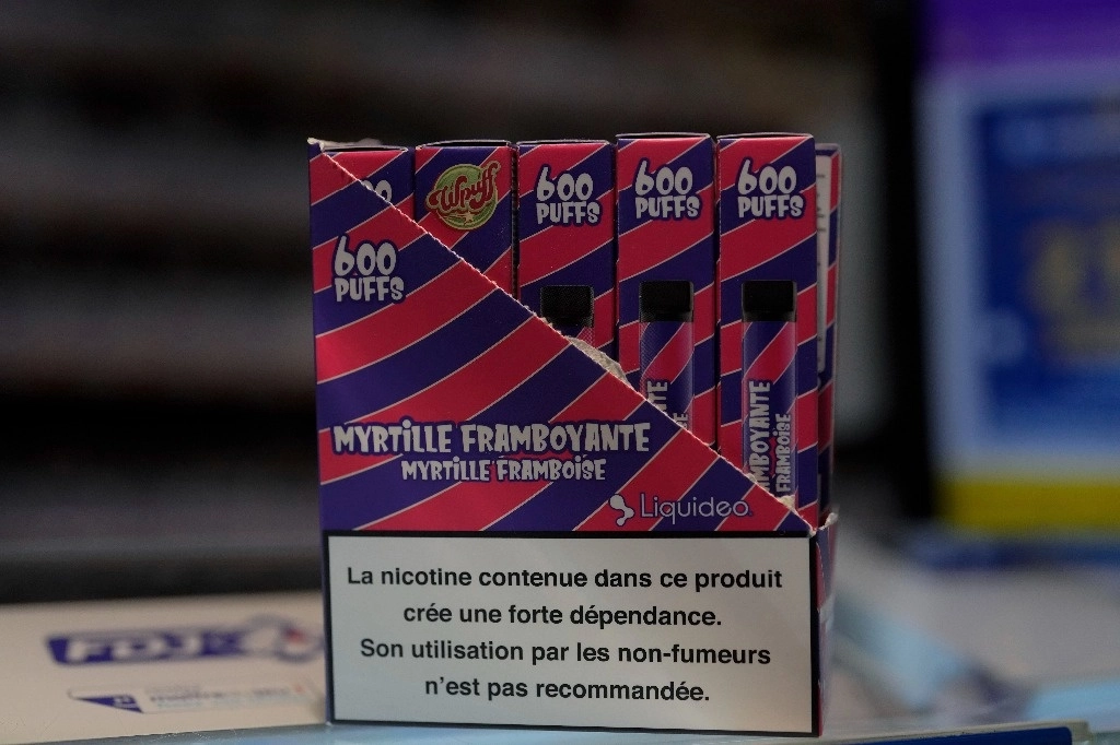 Los cigarrillos electrónicos desechables Puff con sabor se exhiben a la venta en una tabaquería en Fontainebleau, al sur de París. Foto Ap