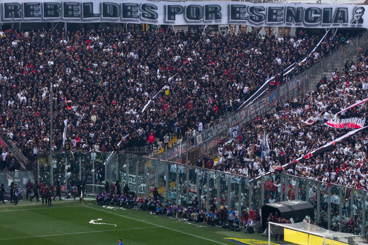 Esta vista aérea muestra a los hinchas de Colo Colo asistiendo al partido de la liga chilena de fútbol entre Colo Colo y Universidad de Chile en el estadio Monumental David Arellano de Santiago el 31 de agosto de 2025. Foto