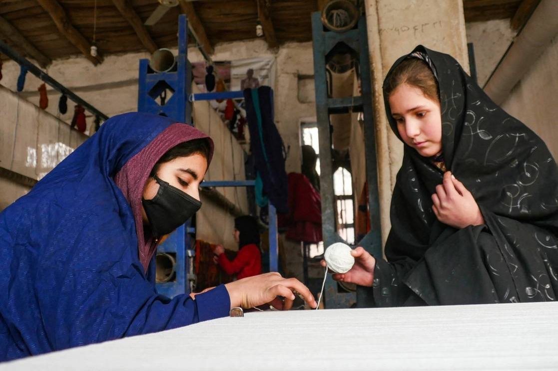 Dos jóvenes afganas trabajan en un taller en la provincia de Herat. Foto Afp 