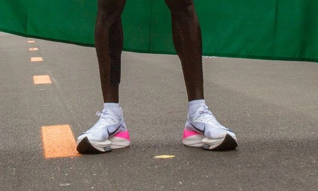 Los modelos de Vaporfly usados por el keniano Eliud Kipchoge (en la imagen de archivo) para correr un maratón en menos de dos horas, contenían placas triples de carbono dentro de una espuma gruesa ultra comprimida que podrían ayudar a mejorar los tiempos hasta en 4%. Foto Afp