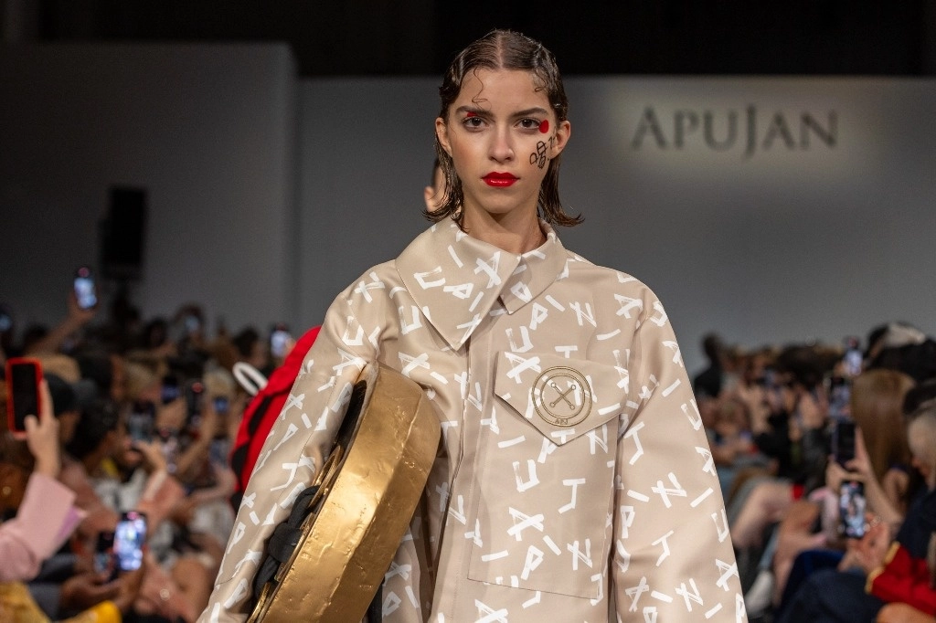 Desde 2018 el uso de pieles fue descartado en los desfiles de modas de Londres, Inglaterra. Foto Tomada de X @LondonFashionWk / Archivo