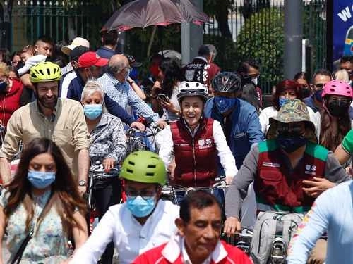 La jefa de Gobierno recorrió ayer la recién remodelada calzada México-Tacuba. Foto Guillermo Sologuren
