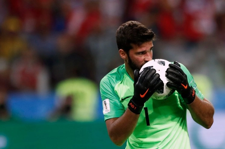 En imagen de archivo, el arquero brasileño Alisson besa la pelota durante el partido contra Serbia en la Copa Mundial en Rusia. Foto Ap