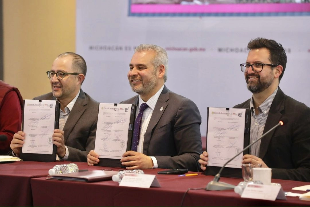 En Michoacán, enfatizó, se premiaban en el Congreso del Estado a los que componían, a los que cantaban corridos de narcotraficantes, “en lo que fue Casa de Gobierno “había fiestas, bailongos con grupos de narcocorridos, ahora no, ahora ni siquiera el gobernador vive en Casa Michoacán”, subrayó el gobernador. Foto 