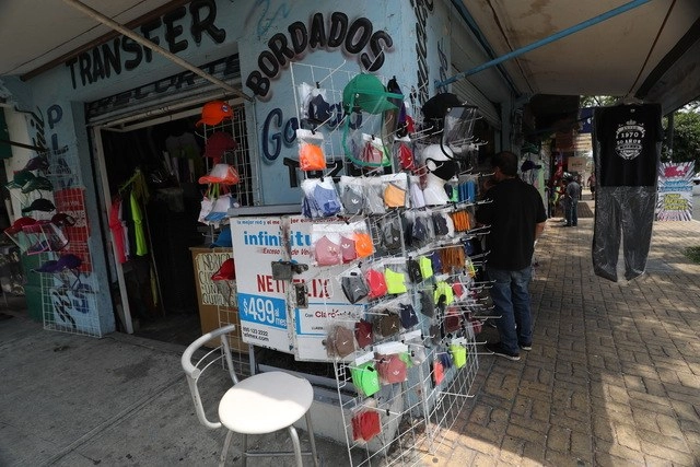La venta de cubrebocas afuera de un local comercial en CDMX. Foto Yazmín Ortega Cortés / Archivo