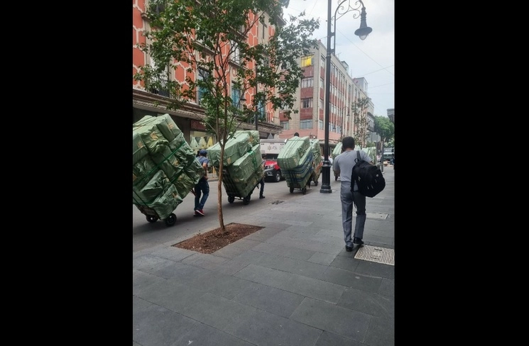 Mercancía es trasladado por calles del Centro Histórico de CDMX. Foto ‘La Jornada’ 