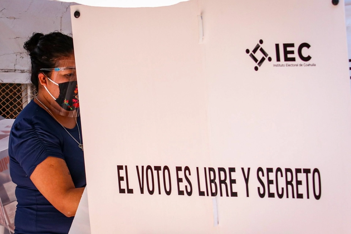 Hermanos, padres e hijos de actuales funcionarios son aspirantes candidatos a diversos puestos de elección popular en el estado de Nuevo León. Foto Cuartoscuro / Archivo