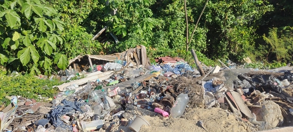Por este camino transitaban aún cientos de cangrejos hasta antes del paso del huracán Otis. Ahora proliferan desechos inorgánicos, botes de plástico, muebles arrumbados, basura. Foto Héctor Briseño 