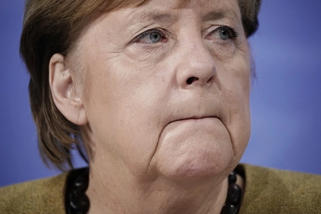 La canciller alemana Angela Merkel informó hoy sobre el reforzamiento de las medidas contra el coronavirus. Foto Ap
