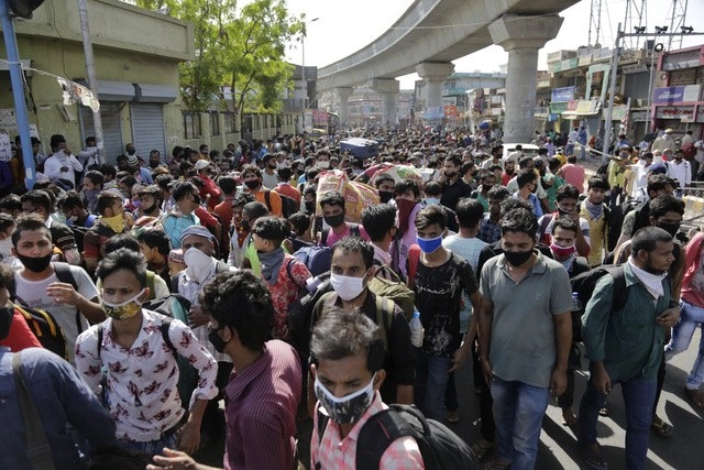 Migrantes de otros estados tratan de volver a sus hogares en la estación de trenes de Ahmedabad, India. Foto Ap