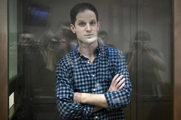 Un tribunal ruso prolongó por tres meses la detención provisional impuesta al periodista estadounidense del diario ‘The Wall Street Journal’, Evan Gershkovich. Foto Afp 