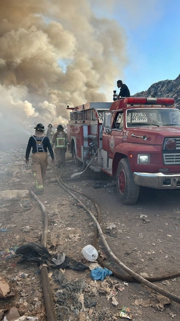 Autoridades educativas del estado acordaron extender toda la semana la suspensión de clases ante la contingencia ambiental en la capital, y el municipio conurbado de Xalisco, por el incendio en el relleno sanitario "El Iztete". Foto ‘La Jornada’