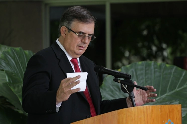 El canciller, Marcelo Ebrard, participa en la presentación del informe de la Fundación Mexicana para la Salud realizado en sus instalaciones, en la Ciudad de México, el 27 de agosto de 2020. Foto Roberto García Ortiz