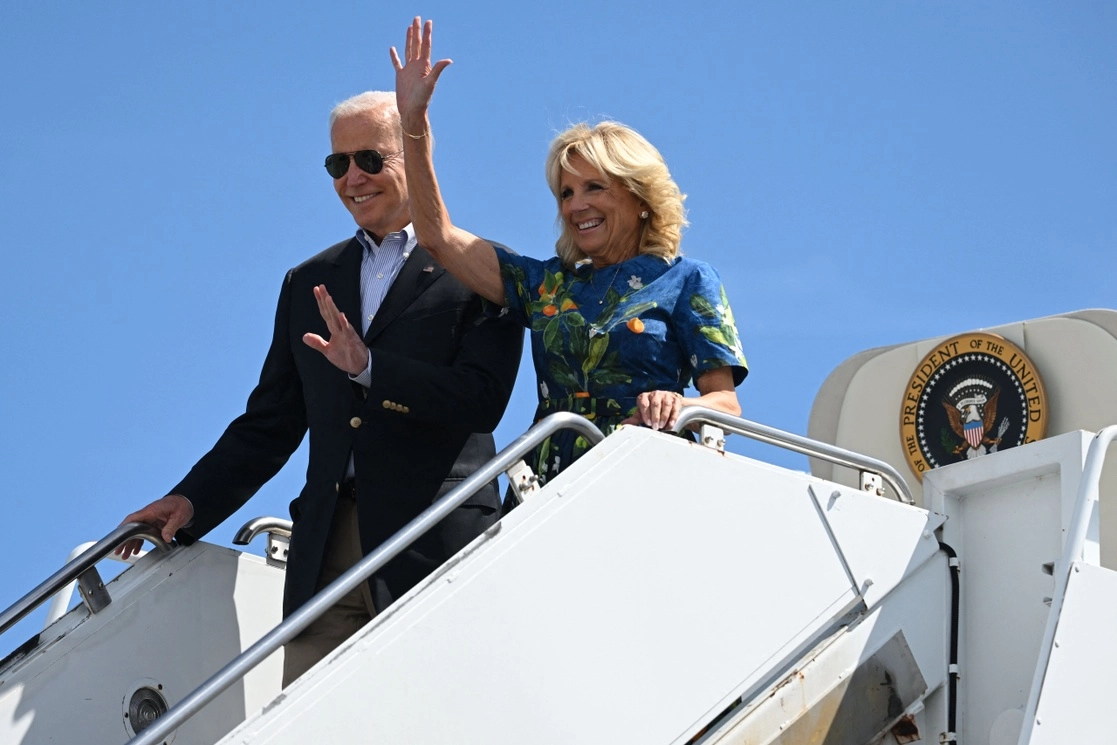 El presidente de Estados Unidos, Joe Biden, y su esposa Jill, a su llegada hoy a Puerto Rico, tras el paso del huracán ‘Fiona’. Foto Afp 