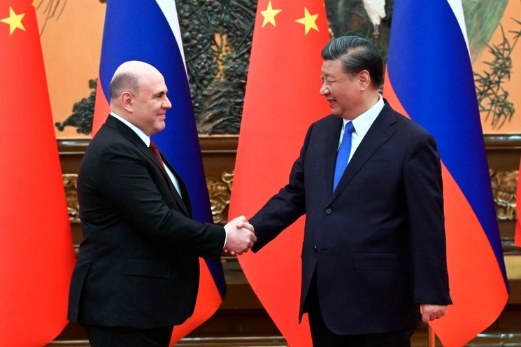 El presidente chino, Xi Jinping, durante una reunión en Pekín con el primer ministro ruso, Mijail Mishustin, el 24 de mayo de 2023. Foto Ap 