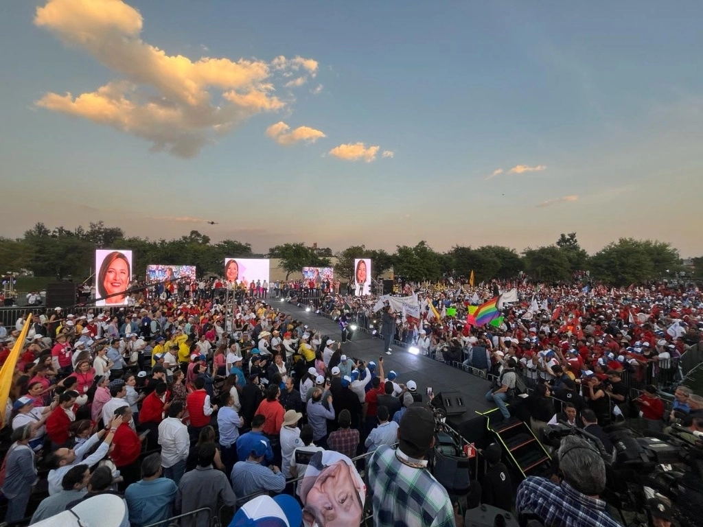 Concentración de campaña de la candidata presidencial por Fuerza y Corazón por México (PRI, PANB y PRD), Xóchitl Gálvez, y el aspirante por la misma coalición a la Jefatura de Gobierno de la Ciudad de México, Santiago Taboada, en el Parque Bicentenario, en el norte de la capital mexicana, el 2 de marzo de 2024. Foto José Antonio López