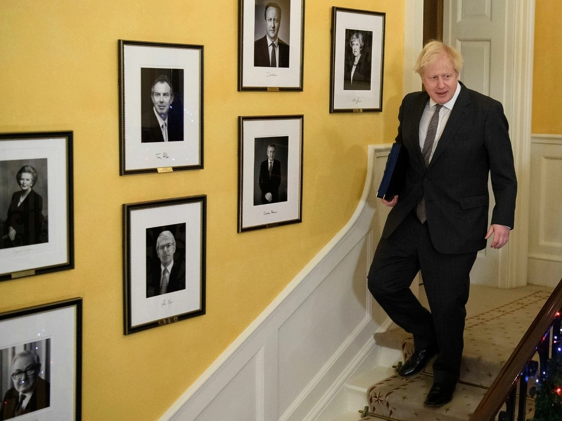 El primer ministro británico, Boris Johnson, después de firmar el 'Acuerdo de Comercio y Cooperación U-Reino Unido', este 30 de diciembre de 2020. Horas antes, la presidenta de la Comisión Europea, Ursula von der Leyen, y el presidente del Consejo Europeo, Charles Michel, firmaron el documento en Bruselas. Foto Pool vía Ap
