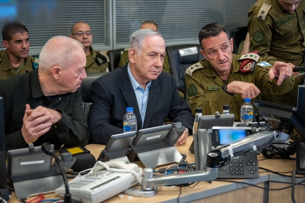 Benjamin Netanyahu, Yoav Gallant y Herzi Halevi durante el bombardeo israelí sobre el puerto yemení de Hodeida. Foto Europa Press