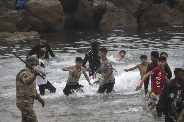 Jóvenes principalmente de Marruecos tratan de llegar a tierra española en el enclave de Ceuta, mientras son repelidos por las fuerzas de seguridad. Foto Ap