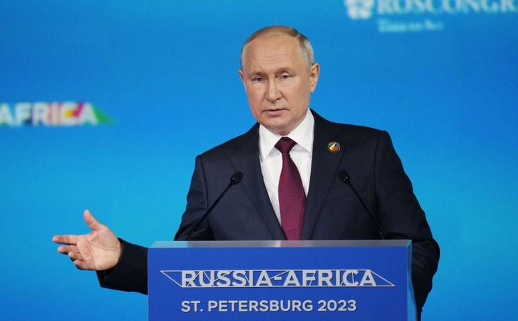 El presidente ruso, Vladimir Putin, da un discurso durante la sesión plenaria de la segunda cumbre Rusia-África en San Petersburgo, Rusia, el 27 de julio de 2023. Foto Afp