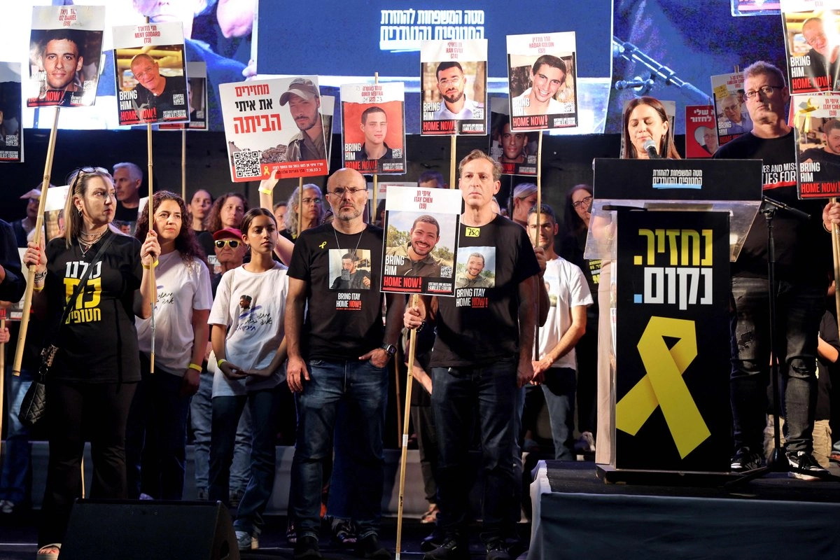 Personas participan en una manifestación en la Plaza de los Rehenes, en la ciudad costera israelí de Tel Aviv, exigiendo la liberación de todos los cuerpos de los rehenes retenidos en Gaza por el grupo militante palestino Hamas, el 25 de octubre de 2025.